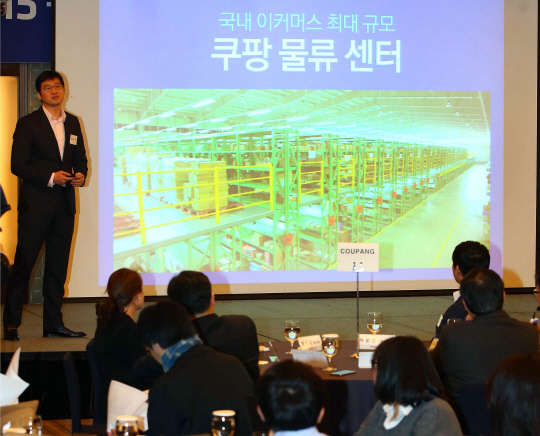 17일 서울 소공동 웨스틴조선호텔에서 열린 기자간담회에서 김범석 쿠팡 대표가 쿠팡맨과 물류시스템에 대해 설명하고 있다.  사진= 쿠팡 제공